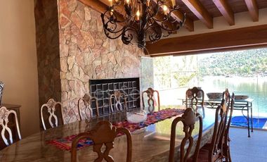 Encantadora casa con  acceso y vista al lago.