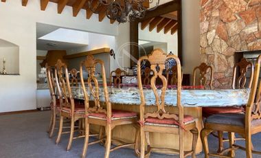 Encantadora casa con  acceso y vista al lago.