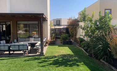 CASA 3 DORM + SERV + QUINCHO + PISCINA CHAMISERO
