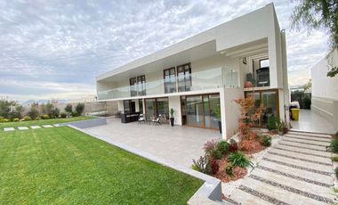 VENTA ESPECTACULAR CASA PIEDRA ROJA NO PERIMETRAL 5DORMITORI