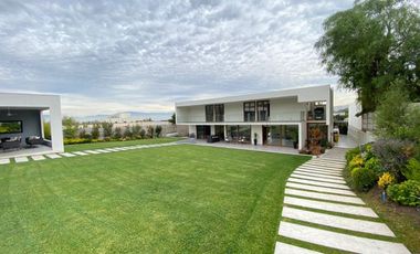 VENTA ESPECTACULAR CASA PIEDRA ROJA NO PERIMETRAL 5DORMITORI