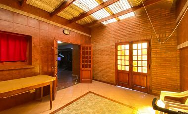 Casa en  Arroyo Seco con local comercial