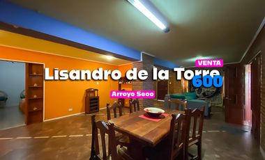 Casa en  Arroyo Seco con local comercial