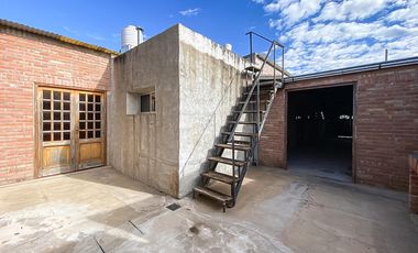 Casa en  Arroyo Seco con local comercial