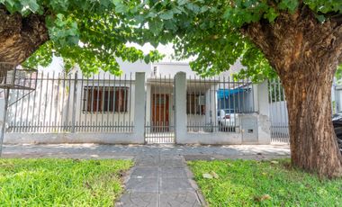 VENTA CASA 2/3 AMB C/ JARDIN Y GARAGE PARA 4 AUTOS