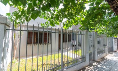 VENTA CASA 2/3 AMB C/ JARDIN Y GARAGE PARA 4 AUTOS