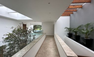 Excelente casa ubicada en Fairway