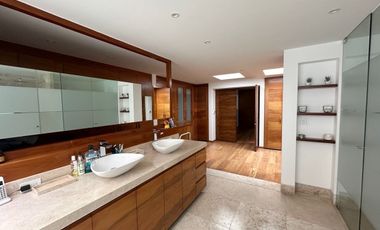 Excelente casa ubicada en Fairway