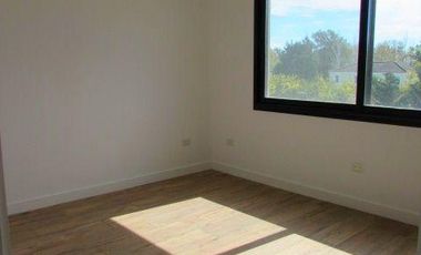 Venta - Casa 6/Seis Ambientes, a la laguna, Balcón, Jardín - Laguna Grande, Villanueva
