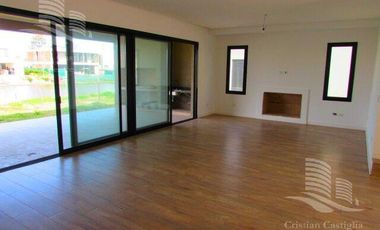 Venta - Casa 6/Seis Ambientes, a la laguna, Balcón, Jardín - Laguna Grande, Villanueva