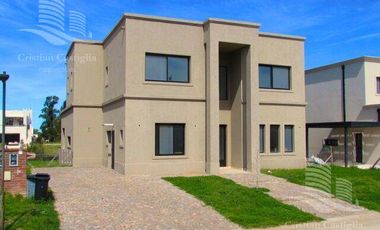 Venta - Casa 6/Seis Ambientes, a la laguna, Balcón, Jardín - Laguna Grande, Villanueva