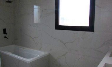 Venta - Casa 6/Seis Ambientes, a la laguna, Balcón, Jardín - Laguna Grande, Villanueva