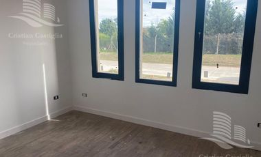 Venta - Casa 6/Seis Ambientes, a la laguna, Balcón, Jardín - Laguna Grande, Villanueva
