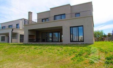 Venta - Casa 6/Seis Ambientes, a la laguna, Balcón, Jardín - Laguna Grande, Villanueva