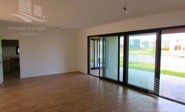 Venta - Casa 6/Seis Ambientes, a la laguna, Balcón, Jardín - Laguna Grande, Villanueva