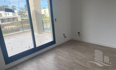 Venta - Casa 6/Seis Ambientes, a la laguna, Balcón, Jardín - Laguna Grande, Villanueva