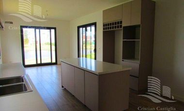Venta - Casa 6/Seis Ambientes, a la laguna, Balcón, Jardín - Laguna Grande, Villanueva