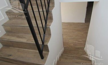 Venta - Casa 6/Seis Ambientes, a la laguna, Balcón, Jardín - Laguna Grande, Villanueva