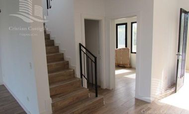Venta - Casa 6/Seis Ambientes, a la laguna, Balcón, Jardín - Laguna Grande, Villanueva