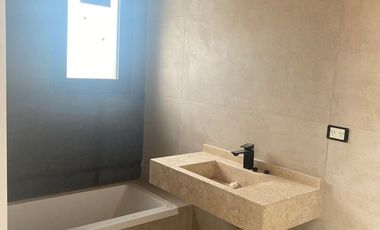 Venta - Casa 6/Seis Ambientes, a la laguna, Balcón, Jardín - Laguna Grande, Villanueva