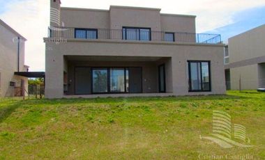 Venta - Casa 6/Seis Ambientes, a la laguna, Balcón, Jardín - Laguna Grande, Villanueva