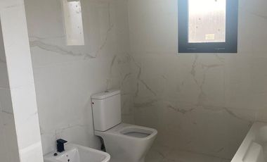 Venta - Casa 6/Seis Ambientes, a la laguna, Balcón, Jardín - Laguna Grande, Villanueva
