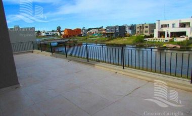 Venta - Casa 6/Seis Ambientes, a la laguna, Balcón, Jardín - Laguna Grande, Villanueva