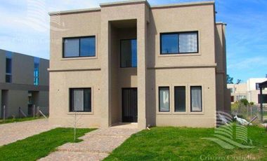 Venta - Casa 6/Seis Ambientes, a la laguna, Balcón, Jardín - Laguna Grande, Villanueva