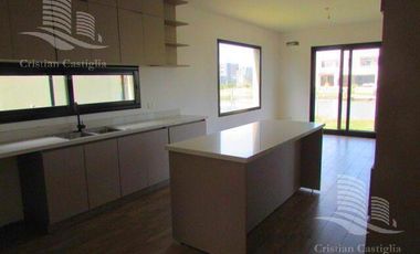 Venta - Casa 6/Seis Ambientes, a la laguna, Balcón, Jardín - Laguna Grande, Villanueva