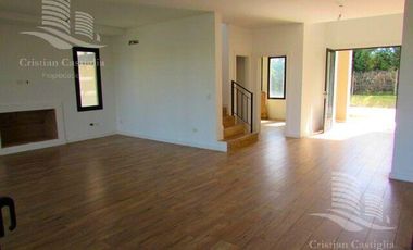 Venta - Casa 6/Seis Ambientes, a la laguna, Balcón, Jardín - Laguna Grande, Villanueva