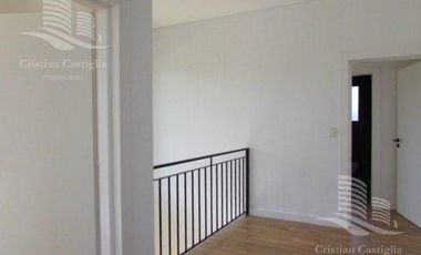 Venta - Casa 6/Seis Ambientes, a la laguna, Balcón, Jardín - Laguna Grande, Villanueva