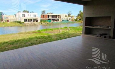 Venta - Casa 6/Seis Ambientes, a la laguna, Balcón, Jardín - Laguna Grande, Villanueva