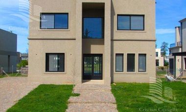 Venta - Casa 6/Seis Ambientes, a la laguna, Balcón, Jardín - Laguna Grande, Villanueva