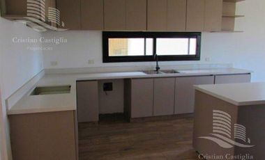 Venta - Casa 6/Seis Ambientes, a la laguna, Balcón, Jardín - Laguna Grande, Villanueva