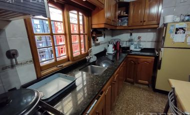 Venta de casa de 3 ambientes con cochera y piscina en Lanús Este