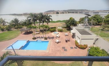 Venta de departamento frente al río en urbanización cerrada