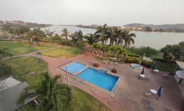 Venta de departamento frente al río en urbanización cerrada
