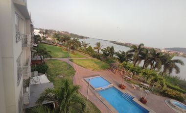 Venta de departamento frente al río en urbanización cerrada