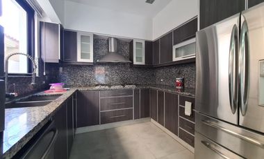 Venta de villa en km 7 vìa Samborondon