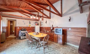 Chalet de 6 ambientes  c/ cochera en Pinos de Anchorena