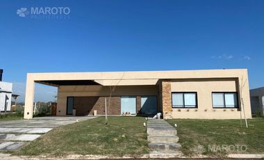 Casa en venta con renta en Barrio San Sebastian - Escobar - MAROTO PROPIEDADES