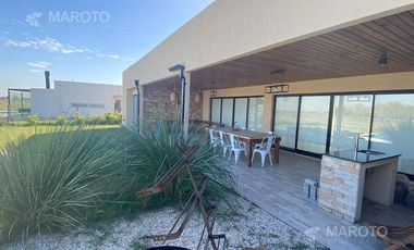 Casa en venta con renta en Barrio San Sebastian - Escobar - MAROTO PROPIEDADES