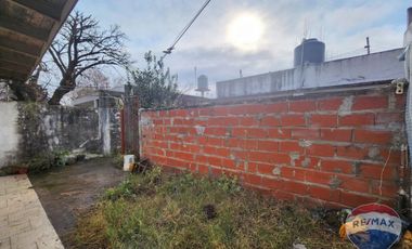 VENTA CASA + DEPARTAMENTO 3 Y 2 AMB / FCIO. VARELA