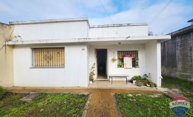 VENTA CASA + DEPARTAMENTO 3 Y 2 AMB / FCIO. VARELA
