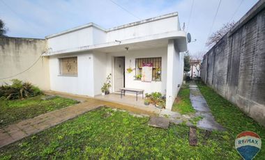 VENTA CASA + DEPARTAMENTO 3 Y 2 AMB / FCIO. VARELA