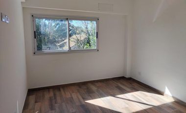 VENTA DE DEPARTAMENTO 2 AMBIENTES EN PLENO CENTRO DE MONTE GRANDE - CON COCHERA