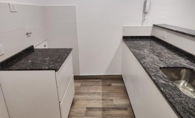 VENTA DE DEPARTAMENTO 2 AMBIENTES EN PLENO CENTRO DE MONTE GRANDE - CON COCHERA