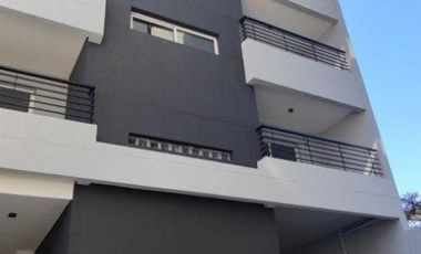 VENTA DE DEPARTAMENTO 2 AMBIENTES EN PLENO CENTRO DE MONTE GRANDE - CON COCHERA