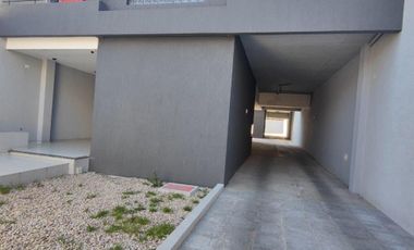 VENTA DE DEPARTAMENTO 2 AMBIENTES EN PLENO CENTRO DE MONTE GRANDE - CON COCHERA