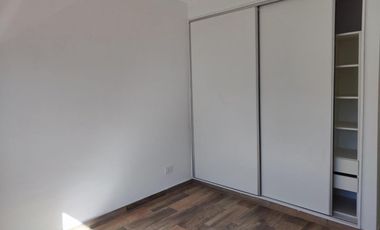 VENTA DE DEPARTAMENTO 2 AMBIENTES EN PLENO CENTRO DE MONTE GRANDE - CON COCHERA